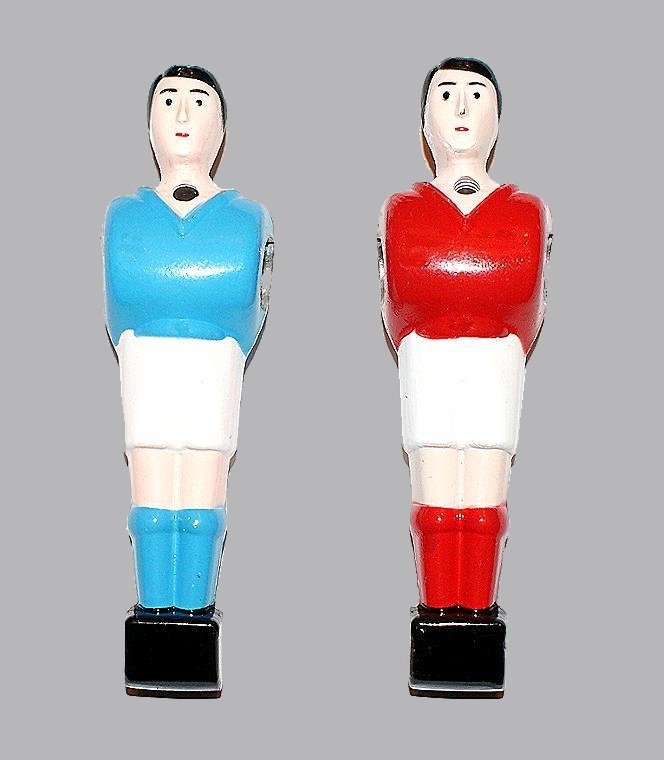 joueurs baby foot bleu et rouge